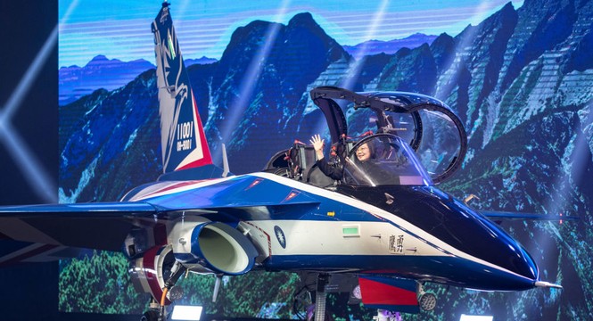 Đài Loan giới thiệu nguyên mẫu máy bay phản lực Brave Eagle tự sản xuất - ảnh 2