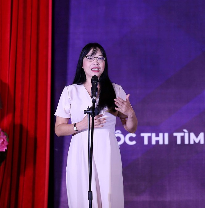 Giảng viên Luật tỏa sáng trong đêm thi tài năng tiếng Anh - ảnh 1