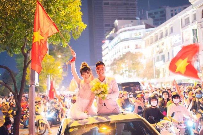'Đi bão' mừng vô địch SEA Games, cô dâu chú rể có bộ ảnh cưới đáng nhớ - ảnh 3