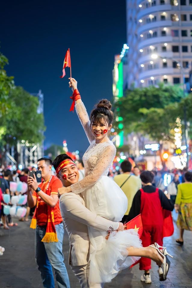'Đi bão' mừng vô địch SEA Games, cô dâu chú rể có bộ ảnh cưới đáng nhớ - ảnh 2