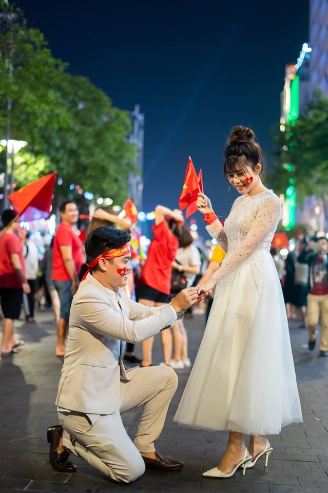 'Đi bão' mừng vô địch SEA Games, cô dâu chú rể có bộ ảnh cưới đáng nhớ - ảnh 1