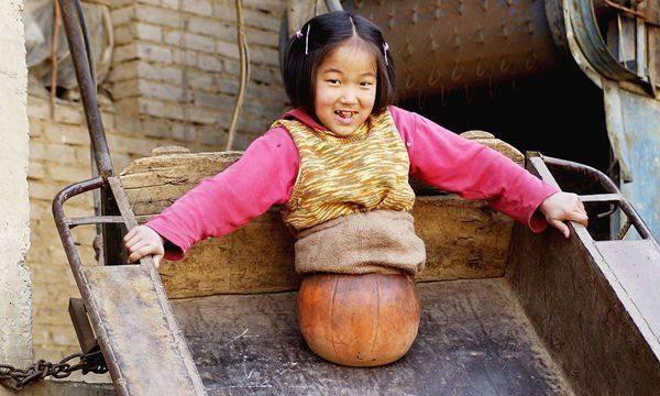 Cô bé cụt nửa người thành tay bơi cự phách - ảnh 1
