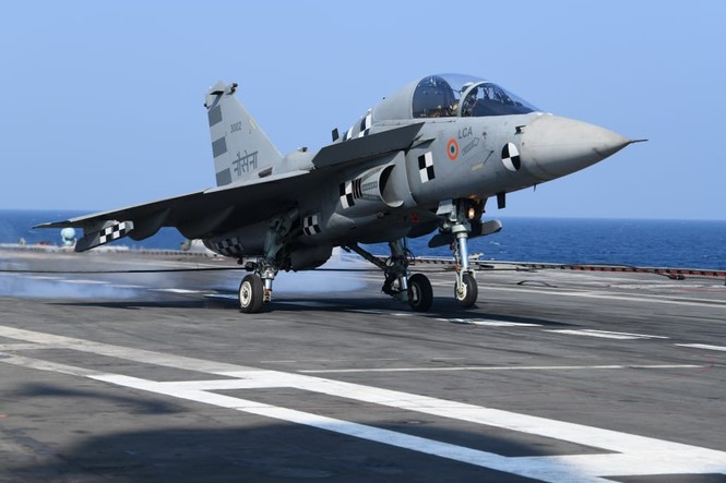 Tiêm kích nội địa hàng đầu của Ấn Độ Tejas hạ cánh xuống tàu sân bay - ảnh 4 Tiêm kích nội địa hàng đầu của Ấn Độ Tejas hạ cánh xuống tàu sân bay - ảnh 4
