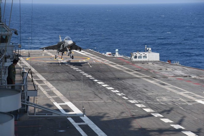 Tiêm kích nội địa hàng đầu của Ấn Độ Tejas hạ cánh xuống tàu sân bay - ảnh 3 Tiêm kích nội địa hàng đầu của Ấn Độ Tejas hạ cánh xuống tàu sân bay - ảnh 3