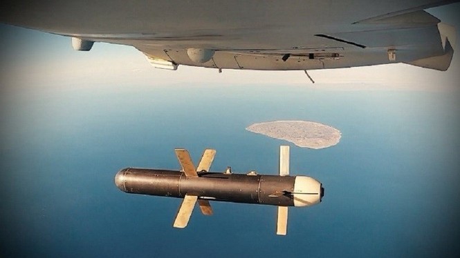Iran khoe loạt máy bay không người lái trang bị bom và tên lửa - ảnh 5