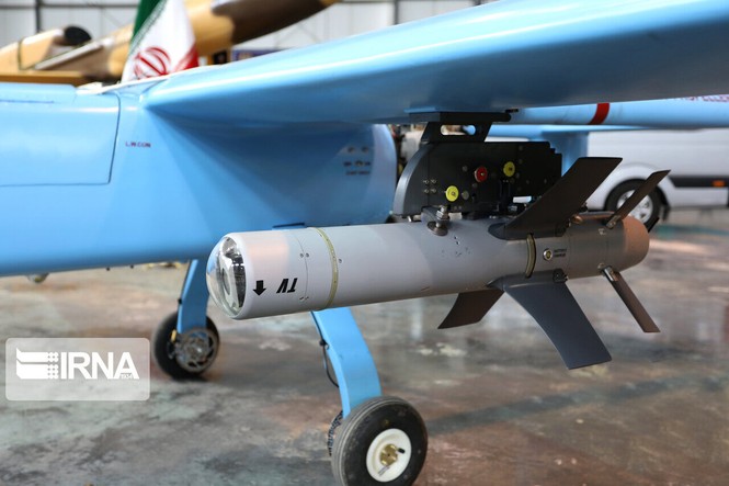 Iran khoe loạt máy bay không người lái trang bị bom và tên lửa - ảnh 4