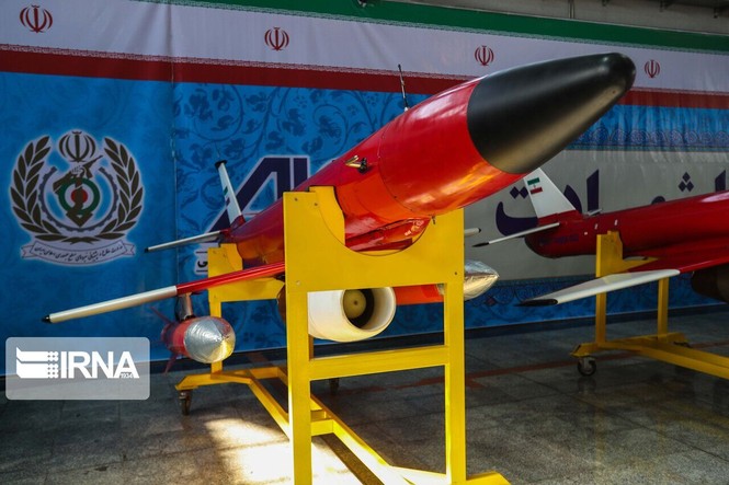 Iran khoe loạt máy bay không người lái trang bị bom và tên lửa - ảnh 1