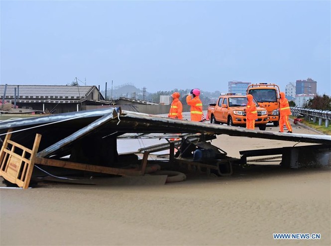 Bão Mekkhala đổ bộ Trung Quốc, thổi bay nhà cửa với sức gió cực mạnh - ảnh 3