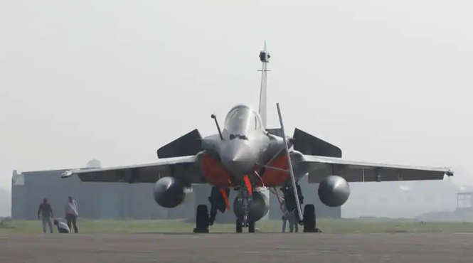 Ấn Độ thử nghiệm chiến đấu cơ Rafale gần biên giới Trung Quốc - ảnh 1