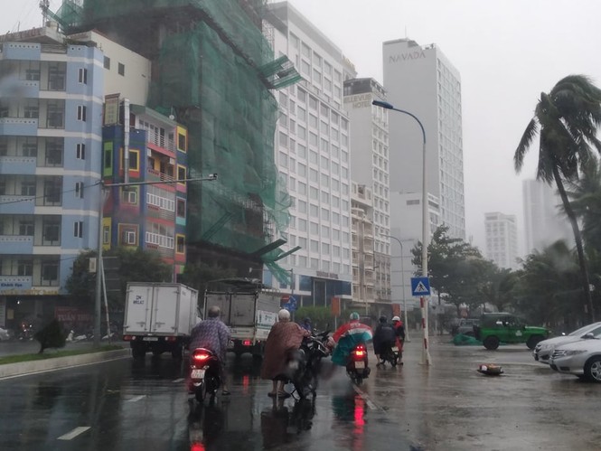 Bão đổ bộ vào Khánh Hòa, TP Nha Trang mưa to, gió lớn, nhiều nơi mất điện - Ảnh 8.