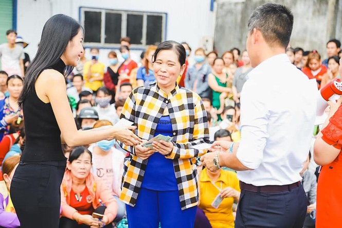 Công Vinh quyên góp 1 tỉ đồng giúp công nhân bị 'quỵt lương' ăn Tết - ảnh 3