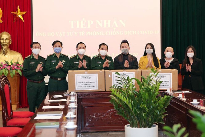 Tùng Dương-Phạm Thùy Dung trao quà hỗ trợ bộ đội biên phòng chống dịch Covid-19 - ảnh 1