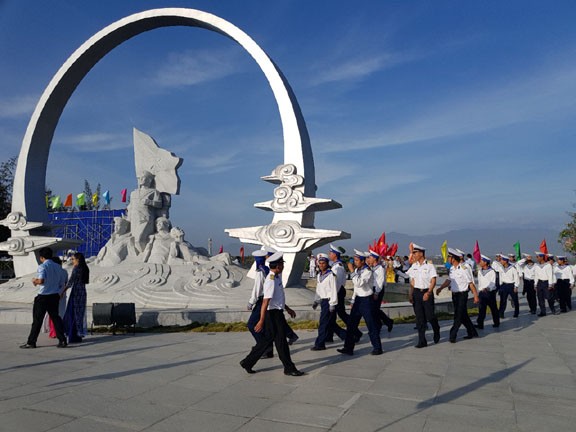 Dâng hương Tượng đài chiến sĩ Gạc Ma - ảnh 1