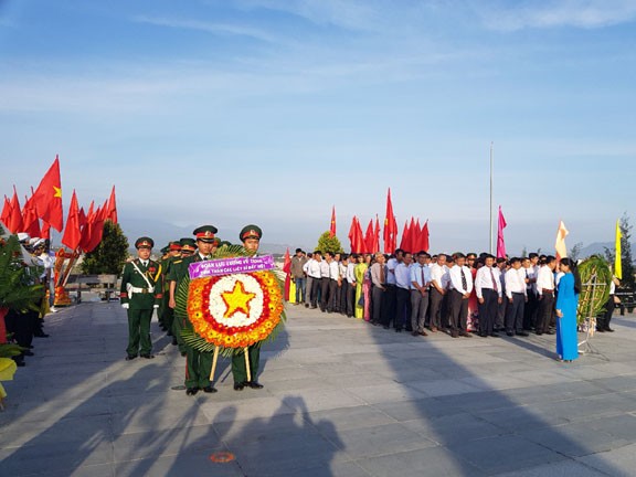 Dâng hương Tượng đài chiến sĩ Gạc Ma - ảnh 2