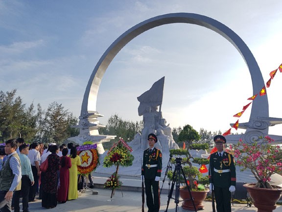 Dâng hương Tượng đài chiến sĩ Gạc Ma - ảnh 3