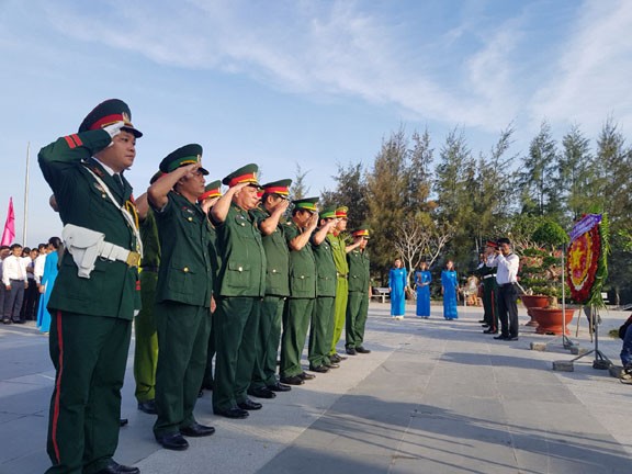 Dâng hương Tượng đài chiến sĩ Gạc Ma - ảnh 4