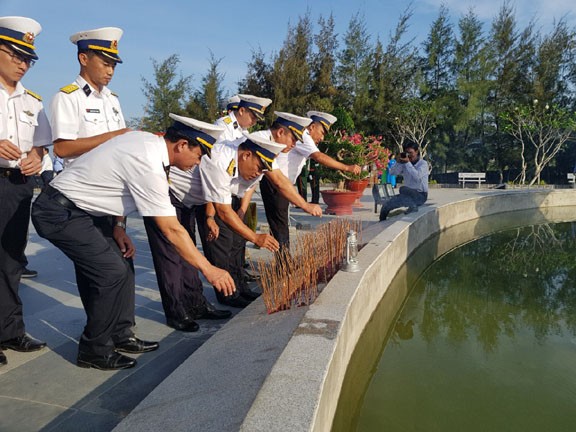 Dâng hương Tượng đài chiến sĩ Gạc Ma - ảnh 5