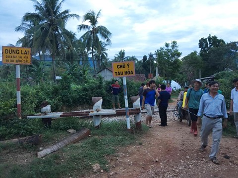 Bình Định: Tàu lửa húc ô tô, 3 người thương vong - ảnh 2