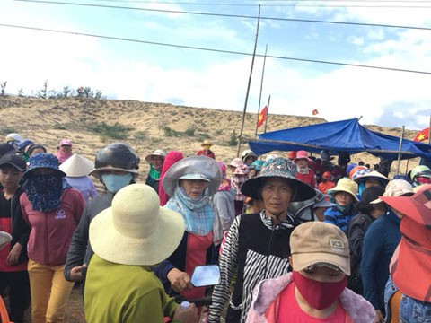 Bình Định - Khẩn trương giải quyết việc dân giữ xe công binh phản đối dự điện mặt trời - ảnh 1