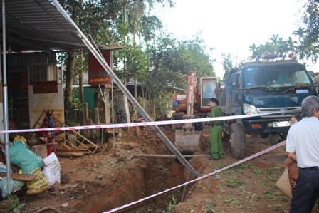 Nổ lớn khi thi công cống thoát nước, một người bị thương 10 nhà hư hại - ảnh 1