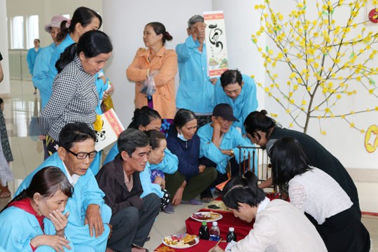 Xúc động những ông đồ trẻ vào bệnh viện viết chữ tặng bệnh nhân ung thư - ảnh 6