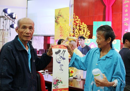 Xúc động những ông đồ trẻ vào bệnh viện viết chữ tặng bệnh nhân ung thư - ảnh 8