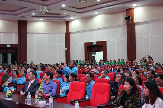 Xúc động những ông đồ trẻ vào bệnh viện viết chữ tặng bệnh nhân ung thư - ảnh 1