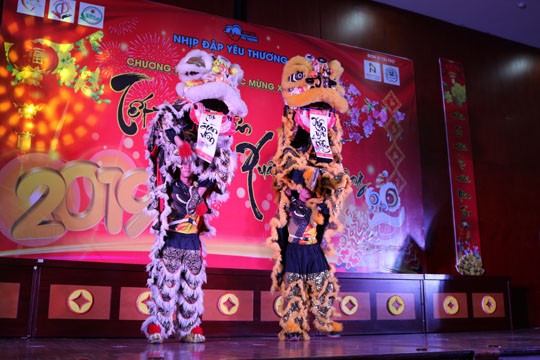 Xúc động những ông đồ trẻ vào bệnh viện viết chữ tặng bệnh nhân ung thư - ảnh 2