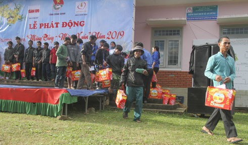Mang Tết đến với người dân vùng cao Bình Định - ảnh 3