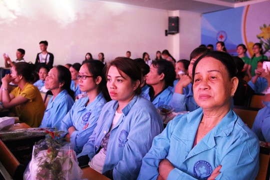 300 bông hồng tặng 300 bệnh nhân nữ ngày 8/3 - ảnh 1