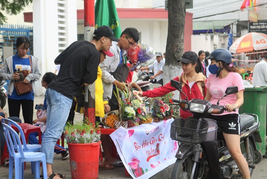 Ngày 8.3 bán hoa gây quỹ - ảnh 1