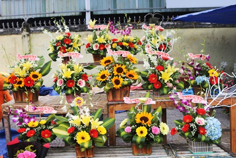 Ngày 8.3 bán hoa gây quỹ - ảnh 3