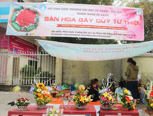 Ngày 8.3 bán hoa gây quỹ - ảnh 2