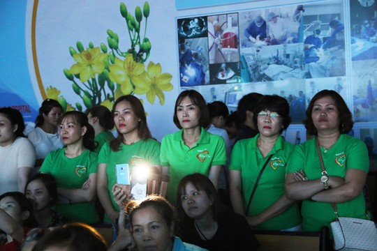 300 bông hồng tặng 300 bệnh nhân nữ ngày 8/3 - ảnh 7