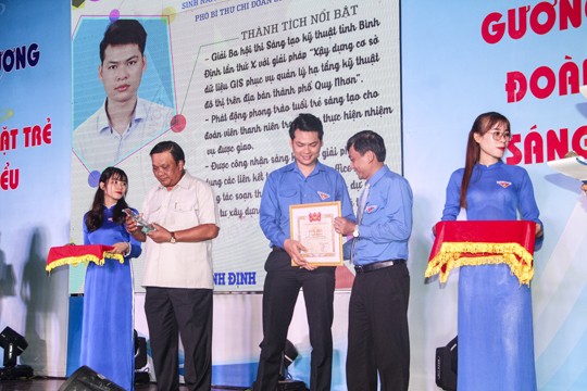Bình Định: Hơn 5.000 ĐVTN xếp hình chào mừng sinh nhật Đoàn giữa bình minh biển - ảnh 3