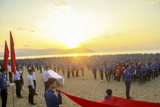 Bình Định: Hơn 5.000 ĐVTN xếp hình chào mừng sinh nhật Đoàn giữa bình minh biển - ảnh 4