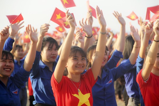 Bình Định: Hơn 5.000 ĐVTN xếp hình chào mừng sinh nhật Đoàn giữa bình minh biển - ảnh 2