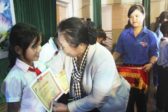 Bình Định: Trao học bổng Vừ A Dính cho học sinh dân tộc thiểu số, biển đả - ảnh 1