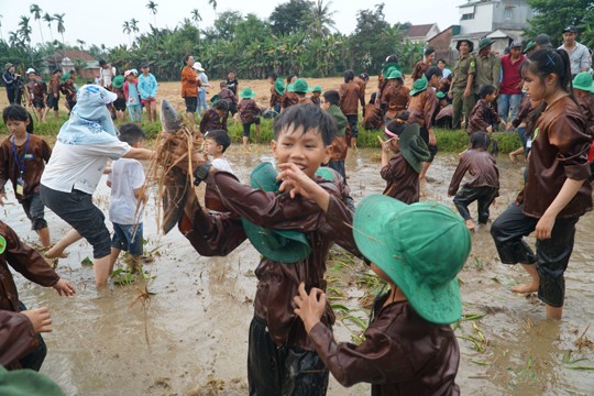 Sôi động tuổi thơ với lễ hội ngày mùa trên đồng ruộng - ảnh 13