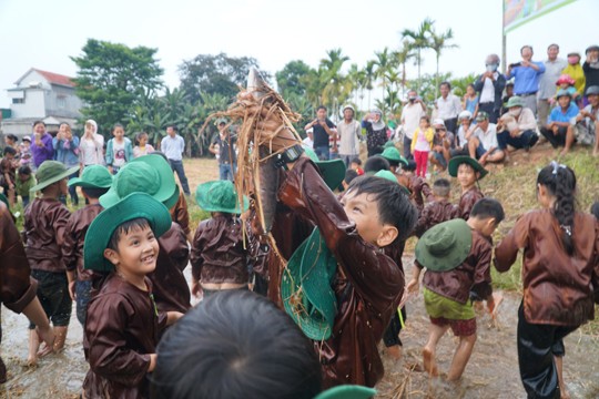 Sôi động tuổi thơ với lễ hội ngày mùa trên đồng ruộng - ảnh 14