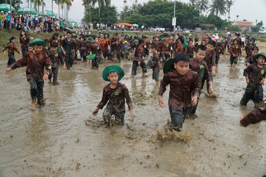 Sôi động tuổi thơ với lễ hội ngày mùa trên đồng ruộng - ảnh 12