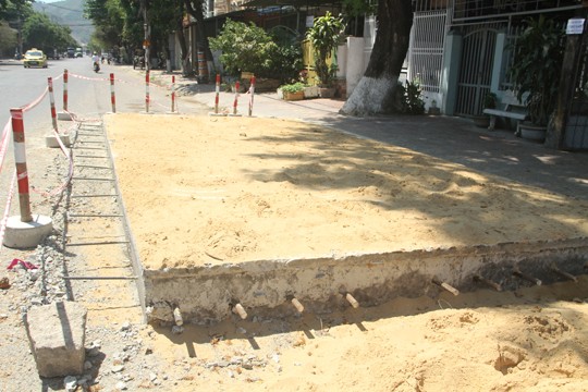 Bình Định: Nâng đường cao thêm nửa mét để chống ngập, dân lo bị “lút” nhà - ảnh 2