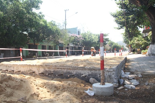 Bình Định: Nâng đường cao thêm nửa mét để chống ngập, dân lo bị “lút” nhà - ảnh 3