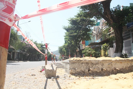 Bình Định: Nâng đường cao thêm nửa mét để chống ngập, dân lo bị “lút” nhà - ảnh 4