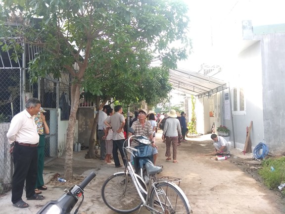 Bình Định: Phát hiện hai vợ chồng nằm chết trên vũng, cửa nhà khóa 2 lớp - ảnh 1