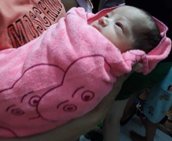 Bé trai còn nguyên dây rốn, gói trong túi nylon treo trên xe người đi đường - ảnh 1