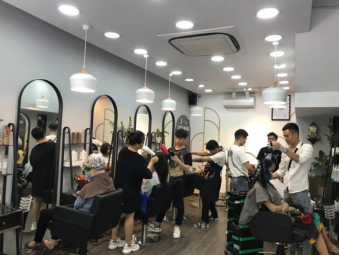 Chỉ còn 2 giờ nữa để cắt tóc vì các salon sẽ phải đóng cửa phòng chống dịch Covid-19. - ảnh 1
