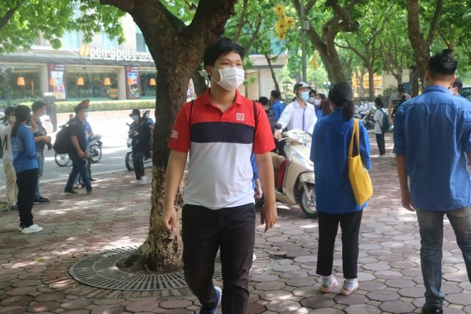 Một ngày trước “giờ G”, teen Hà Nội có mặt tại địa điểm làm thủ tục dự thi THPT - ảnh 4