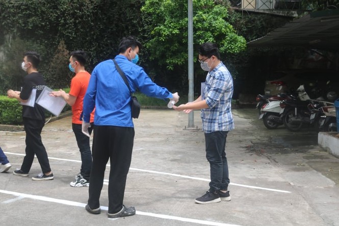 Một ngày trước “giờ G”, teen Hà Nội có mặt tại địa điểm làm thủ tục dự thi THPT - ảnh 6