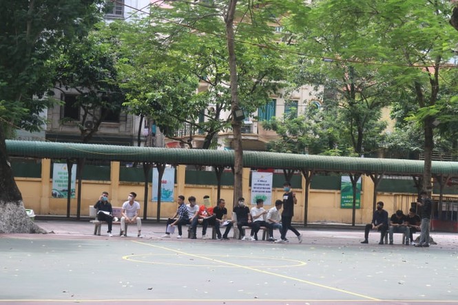 Một ngày trước “giờ G”, teen Hà Nội có mặt tại địa điểm làm thủ tục dự thi THPT - ảnh 9
